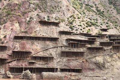 Traditional salt-making craft protected in Tibet