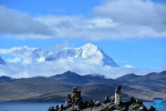 This photo taken on July 4, 2023 shows a snow mountain near the Puma Yumco Lake in Nagarze County of Shannan, southwest China`s Tibet Autonomous Region. (Xinhua/Liu Wenbo)