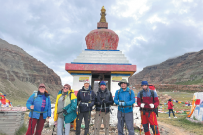 Overseas travelers rejoicing at revisiting majestic Tibet