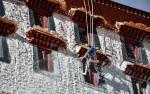 A worker paints the wall of the Potala Palace during an annual renovation of the ancient architectural complex in Lhasa, southwest China`s Tibet Autonomous Region, Oct. 18, 2023. (Xinhua/Jigme Dorje)