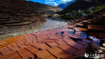 Photo shows the stunning scenery of ancient salt pans in Naxi township, Mangkam county, Qamdo city, southwest China`s Xizang Autonomous Region. (People`s Daily Online/Tsering Norbu)