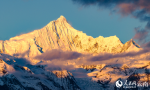 Photo shows a stunning spectacle of snow-capped mountain peaks illuminated by a golden sunrise at Meili Snow Mountain in Deqin county, Diqing Tibetan Autonomous Prefecture, southwest China`s Yunnan Province. (Photo/Zhao Yizhou)