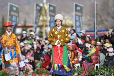 Fashion show presents traditional Tibetan costumes in Lhasa(1/4)