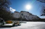 This photo taken on Jan 18, 2024 shows a park in Lhasa, Southwest China`s Xizang autonomous region. Snow fell in Lhasa on Thursday.[Photo/Xinhua]