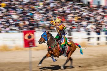 Xizang holds horse racing for Tibetan New Year