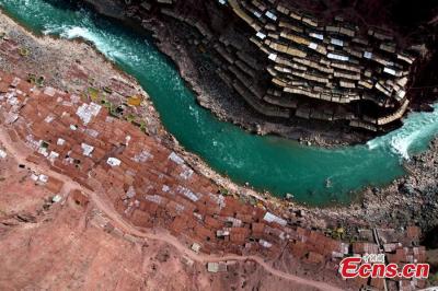 1,000-year-old salt production method well-preserved in Xizang
