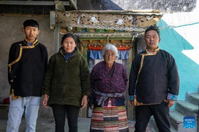 Pic story of former serf of manor in Xizang
