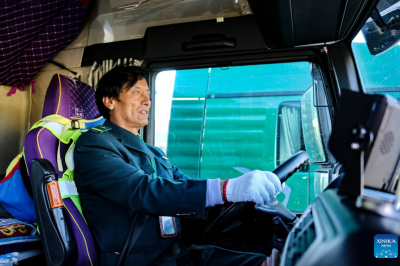 Pic story of mail truck driver in SW China's Xizang
