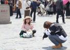 Tourists pose for photos near the Jokhang Temple - part of a UNESCO cultural heritage site in Lhasa, Xizang autonomous region. [Photo by Palden Nyima/chinadaily.com.cn]