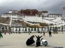 Tourists pose for photos near the Potala Palace - a UNESCO cultural heritage site in Lhasa, Xizang autonomous region. [Photo by Palden Nyima/chinadaily.com.cn]