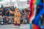 A folk artist stages a Tibetan opera performance near the Potala Palace in Lhasa, southwest China`s Xizang Autonomous Region, June 11, 2024. A five-day Tibetan opera show kicked off here on June 9. (Xinhua/Tenzin Nyida)