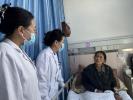 Li Lin (middle), an aid-Xizang doctor sent by the Beijing Obstetrics and Gynecology Hospital of Capital Medical University, checks a patient in a ward at the People`s Hospital of Lhasa. [Photo by Palden Nyima/chinadaily.com.cn]