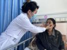 Li Lin, an aid-Xizang doctor sent by the Beijing Obstetrics and Gynecology Hospital of Capital Medical University, checks a patient in a ward at the People`s Hospital of Lhasa. [Photo by Palden Nyima/chinadaily.com.cn]